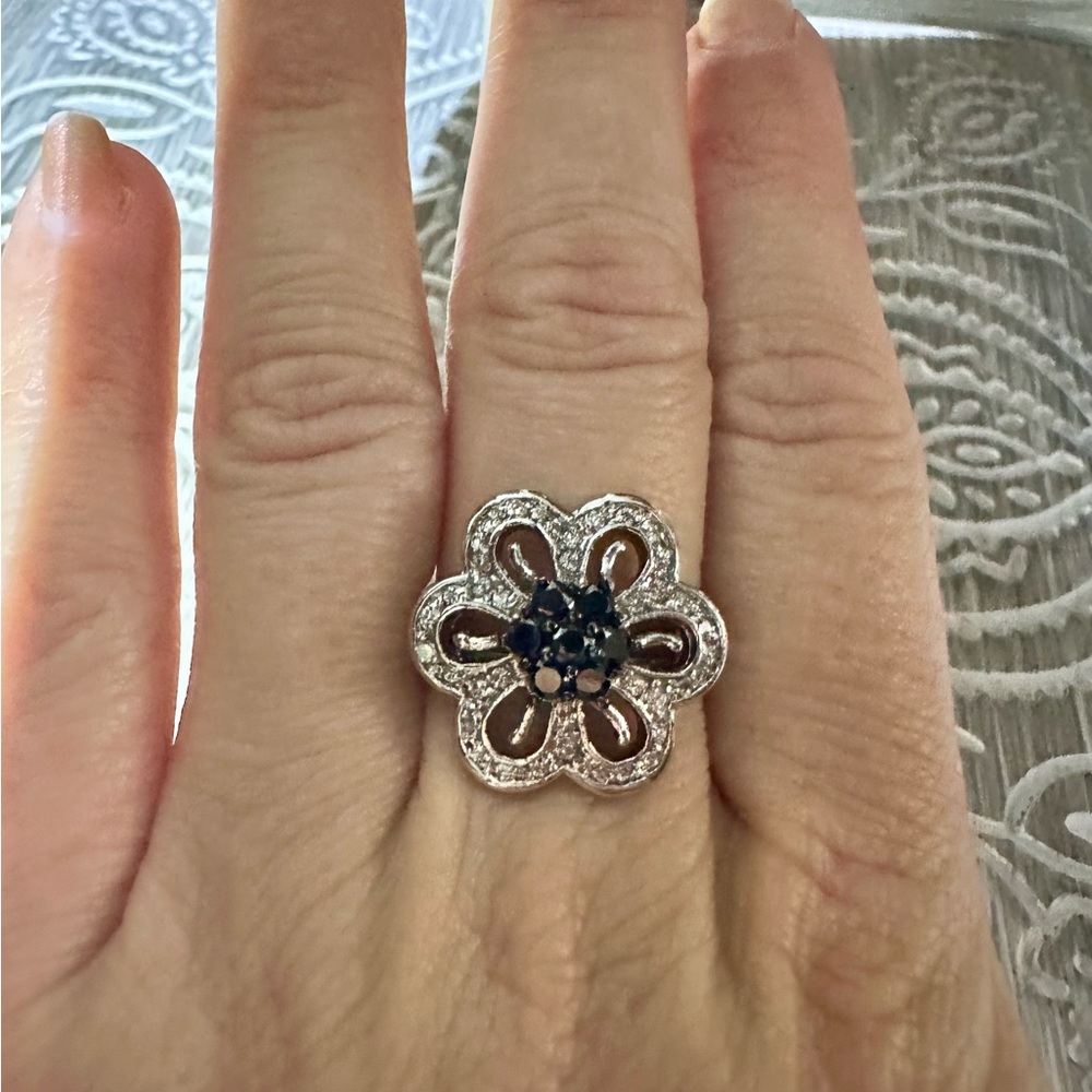 Elegant Silver and Black Floral Ring